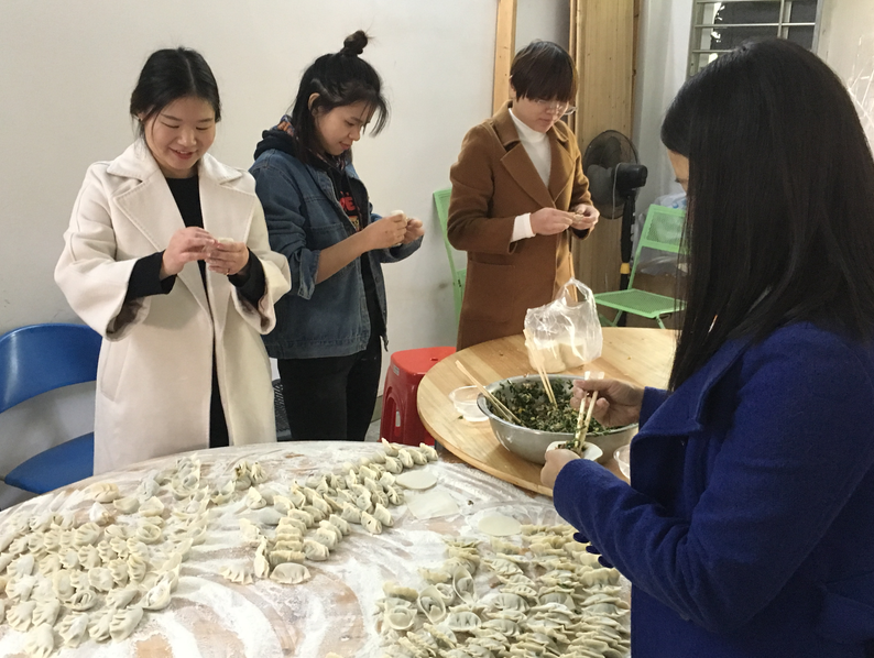 冬至包餃子 溫情暖寒冬-經(jīng)過(guò)食品金屬檢測(cè)機(jī)，更放心